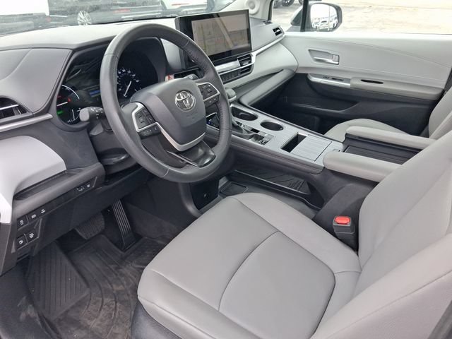 Used 2025 Toyota Sienna XLE w/ XLE Plus Package FWD image 10