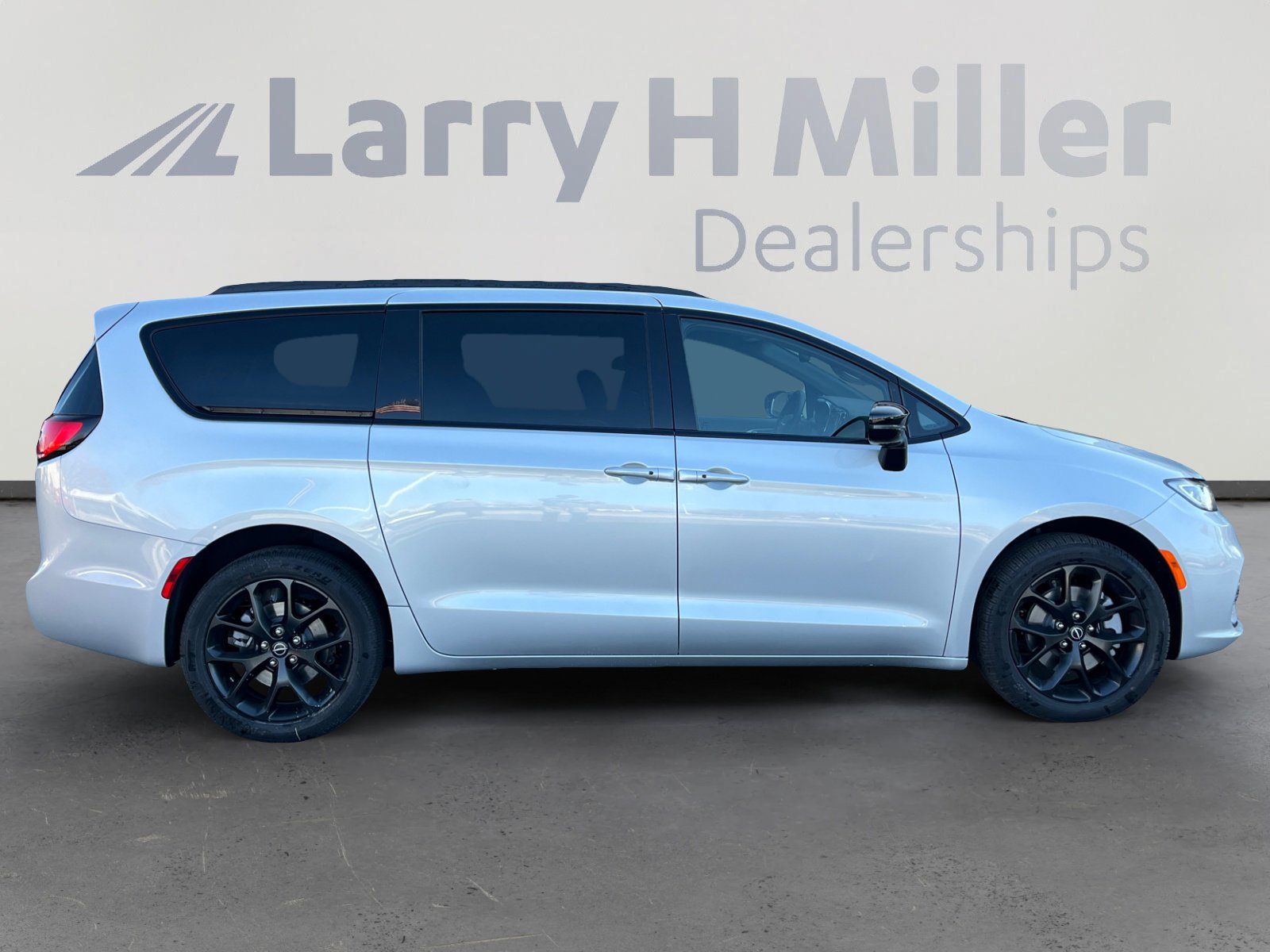 New 2026 Chrysler Pacifica Limited w/ S Appearance Package image 6