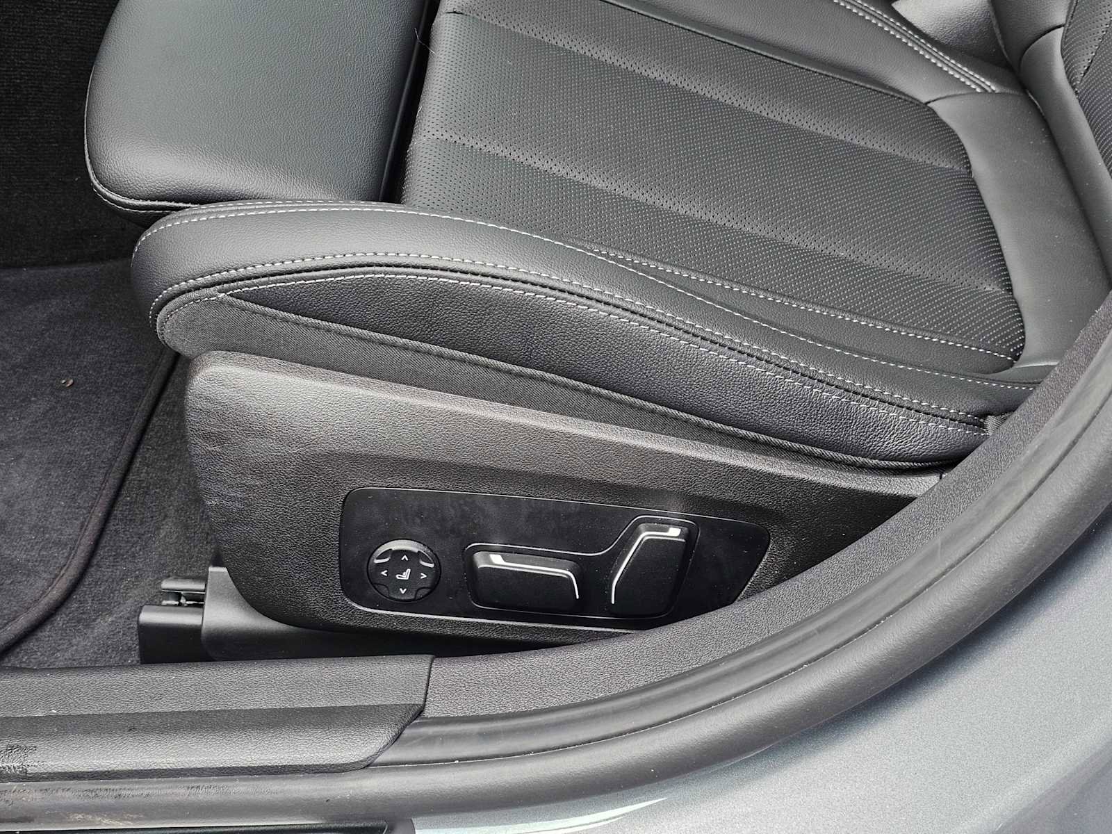 Used 2024 BMW 330i xDrive Sedan w/ Convenience Package image 24