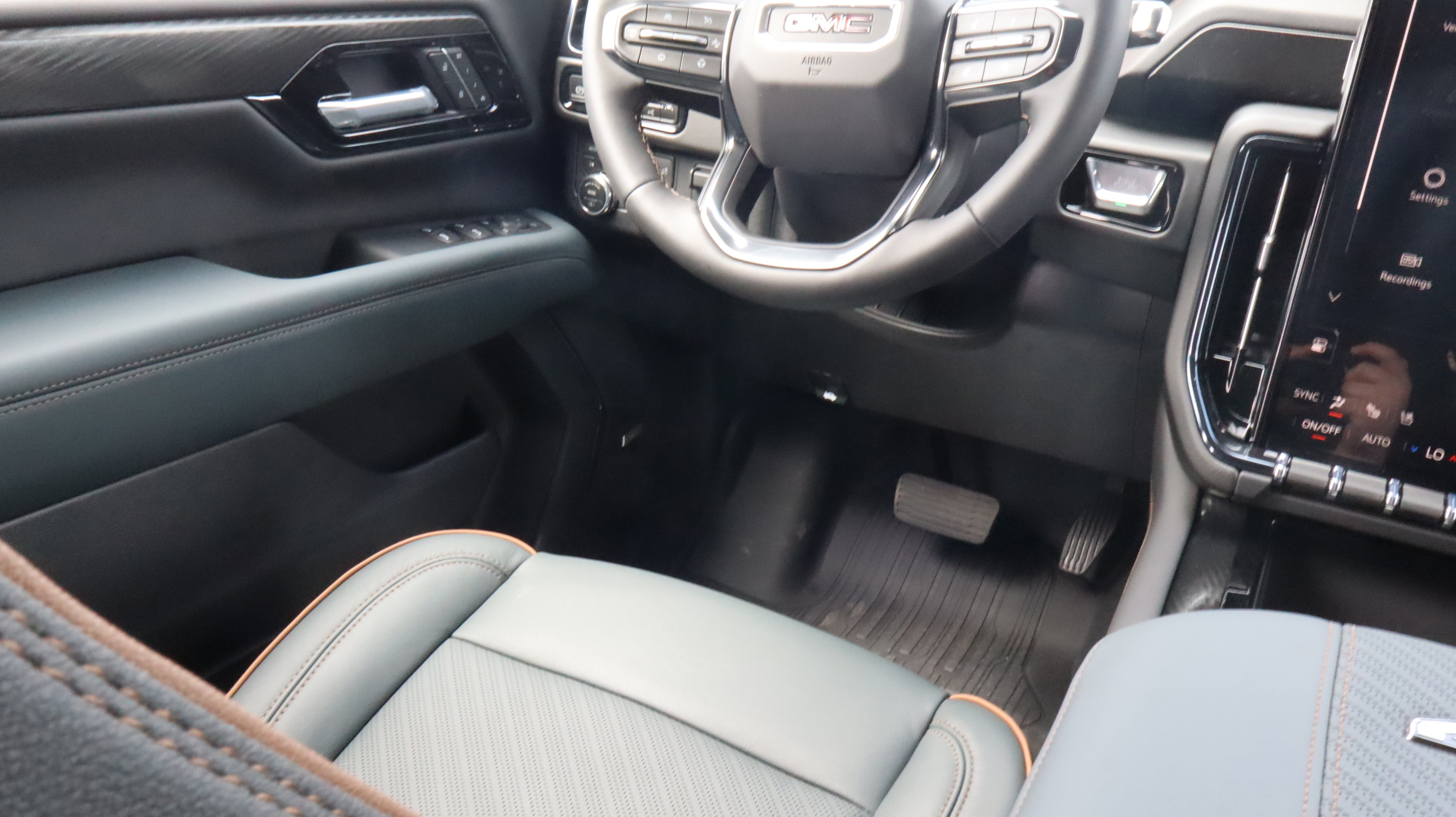 New 2026 GMC Yukon XL AT4 w/ AT4 Premium Plus Package AWD/4WD image 13
