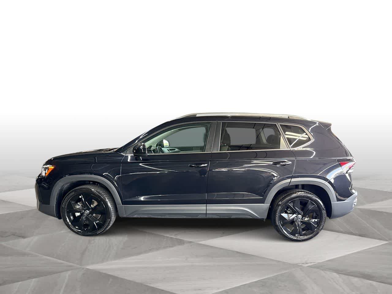 Used 2025 Volkswagen Taos SE w/ Panoramic Sunroof Package FWD image 5