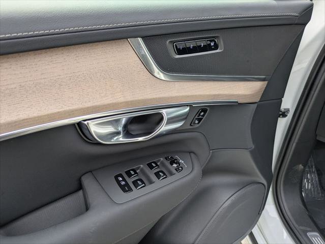 Used 2025 Volvo XC90 B6 Plus image 10