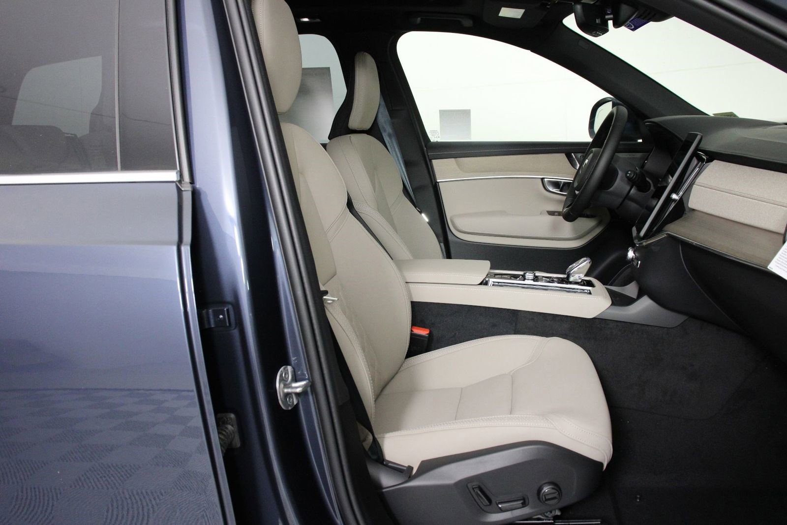 New 2026 Volvo XC90 B6 Plus w/ Protection Package Premier image 10