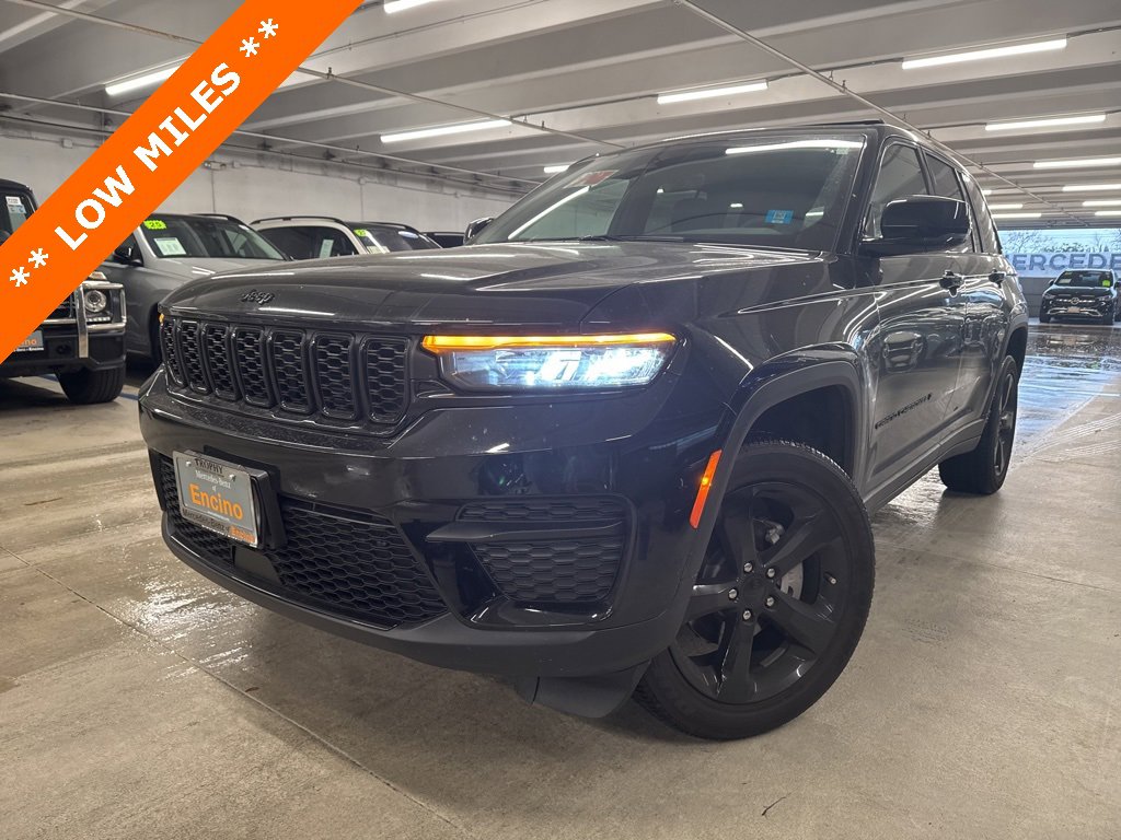 Used 2025 Jeep Grand Cherokee Altitude image 1