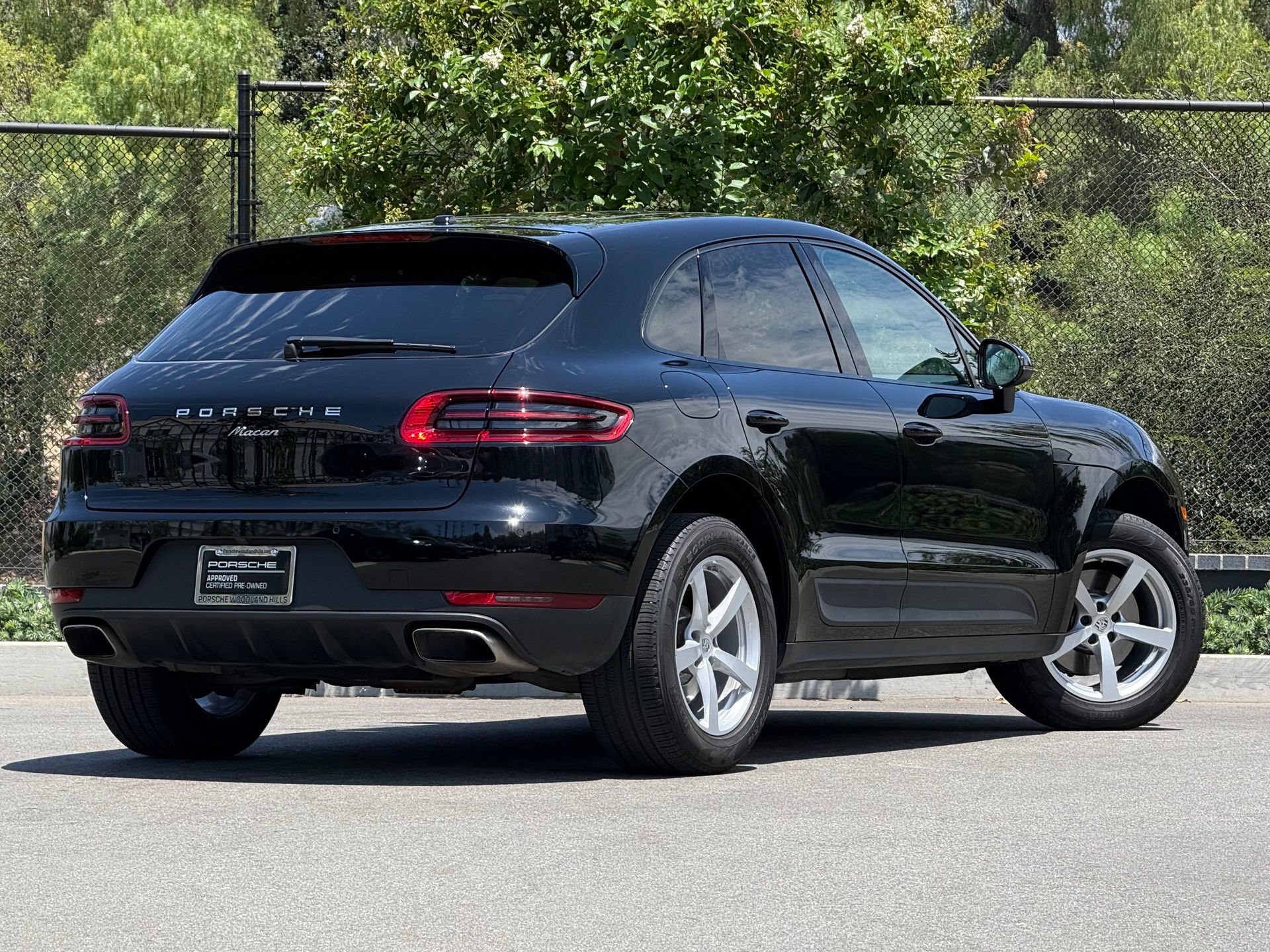 Certified 2017 Porsche Macan AWD/4WD image 7