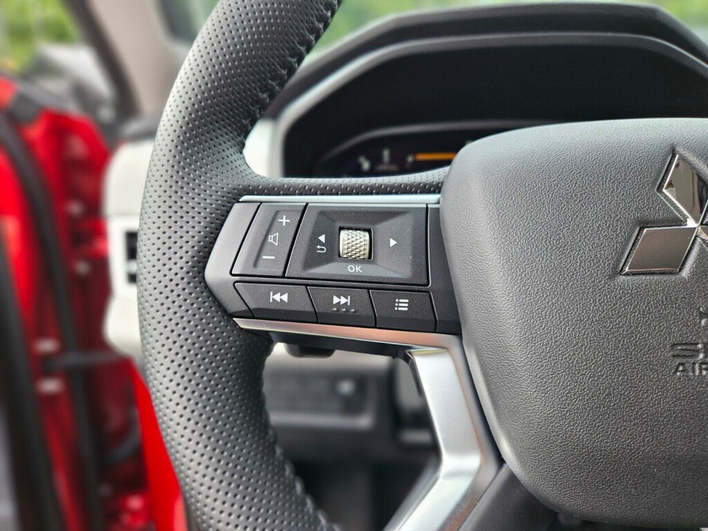 New 2025 Mitsubishi Outlander SE image 27