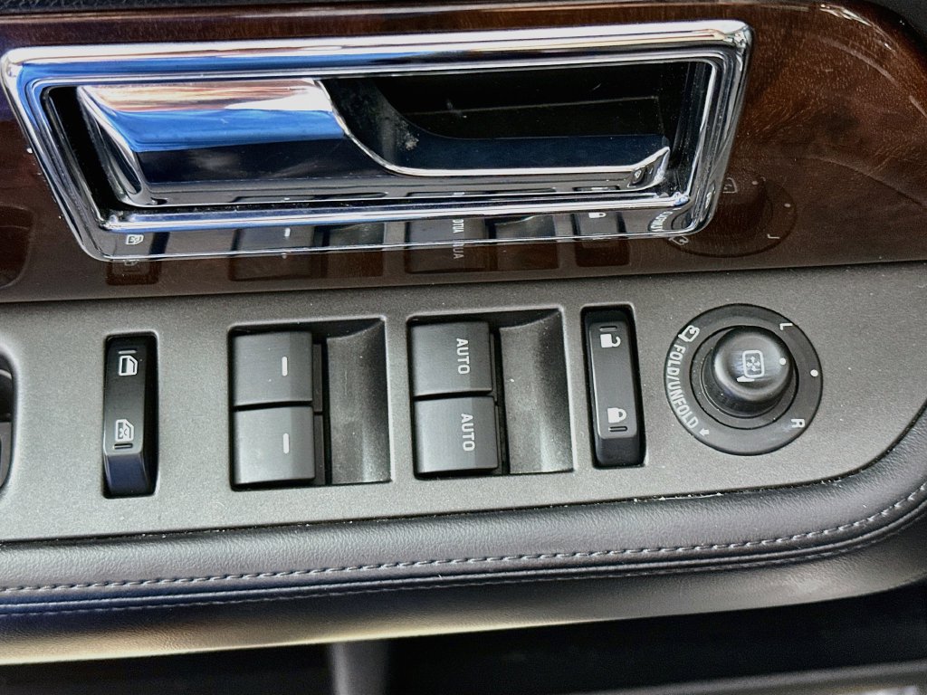 Used 2017 Lincoln Navigator L Select RWD image 22