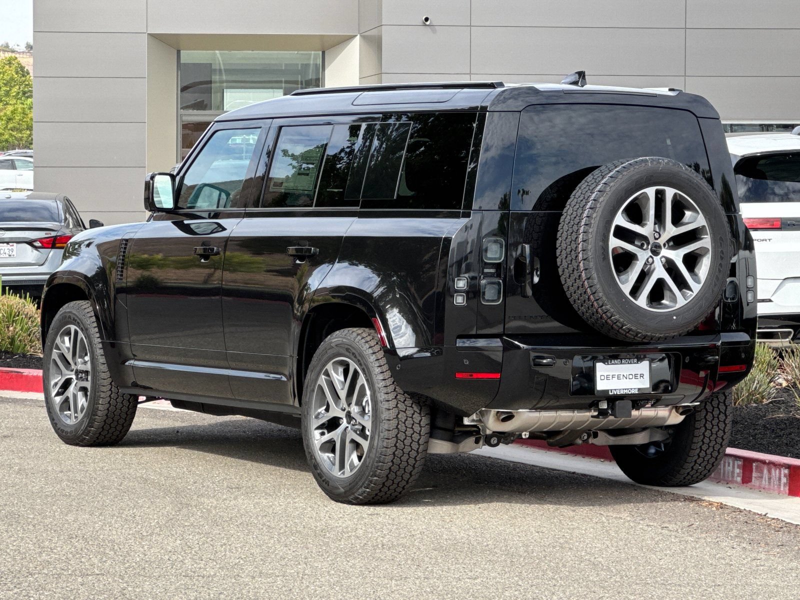 New 2026 Land Rover Defender 110 X-Dynamic SE AWD/4WD image 4