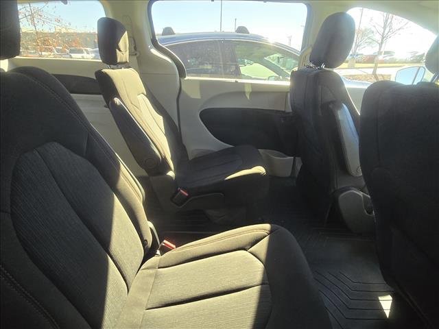 Used 2020 Chrysler Pacifica Touring w/ Advanced Safetytec Group image 10
