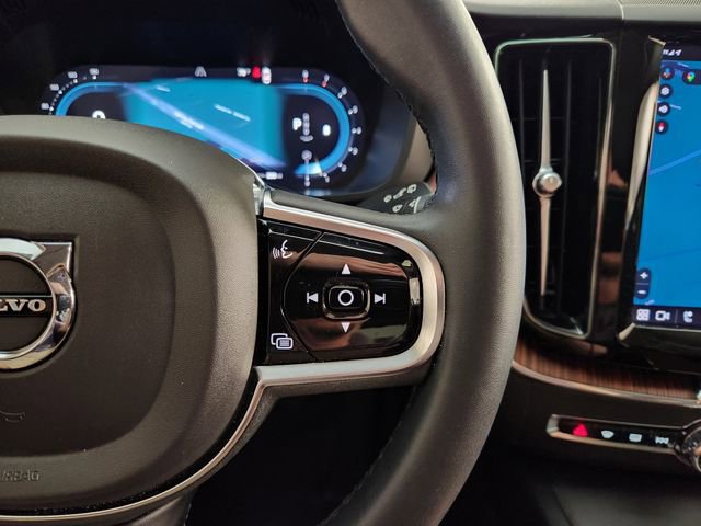 Used 2023 Volvo XC60 B5 Plus image 29
