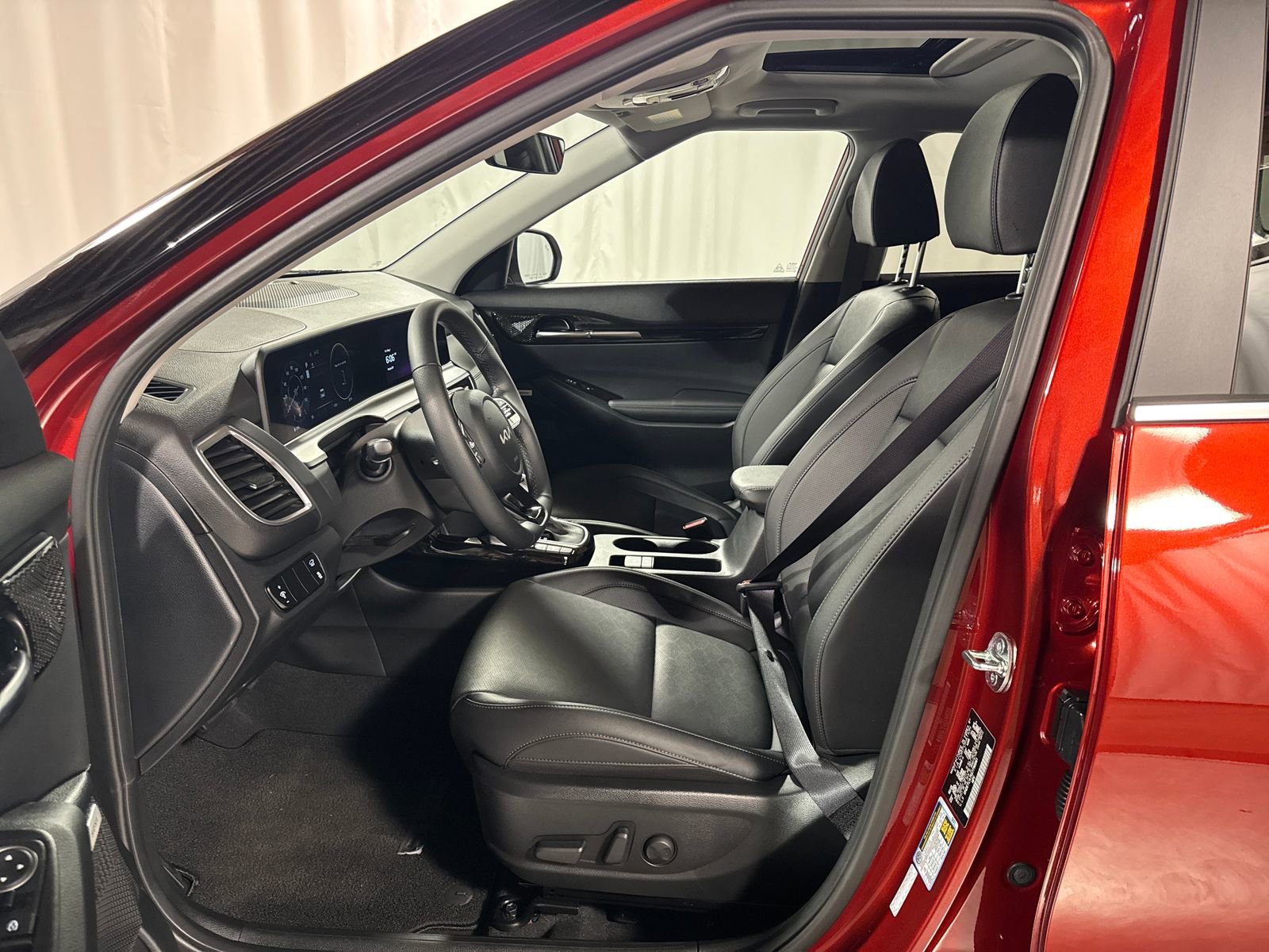 Certified 2025 Kia Seltos SX w/ SX Sunroof Package AWD/4WD image 3