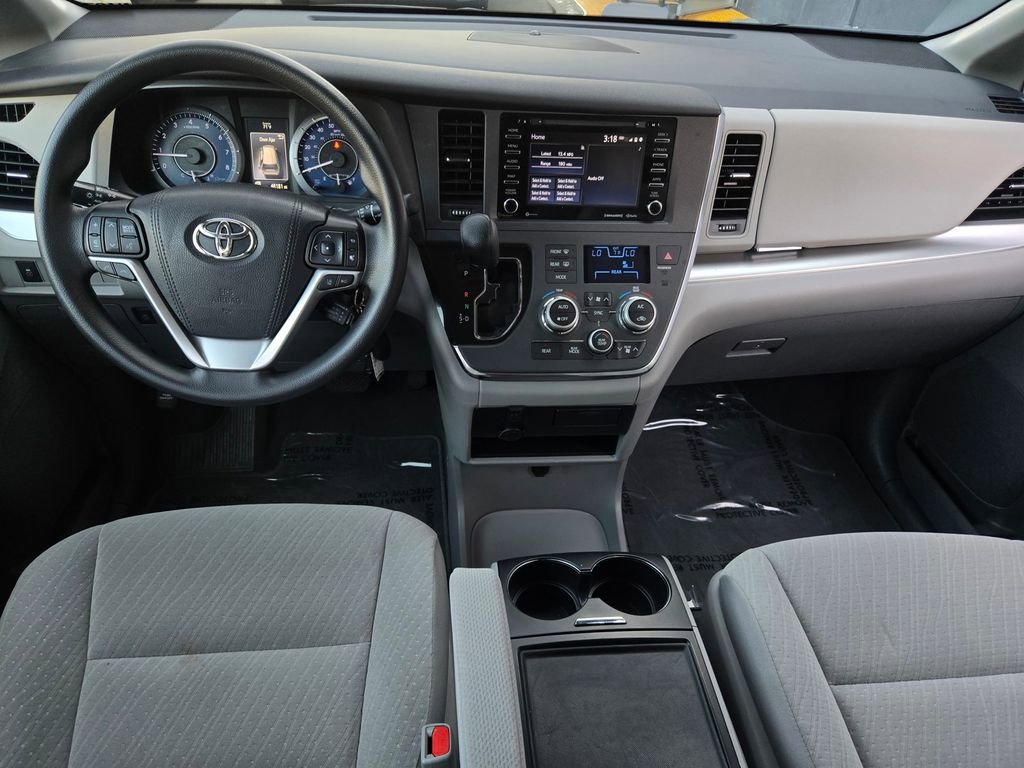 Used 2019 Toyota Sienna LE w/ Carpet Mat Package image 15