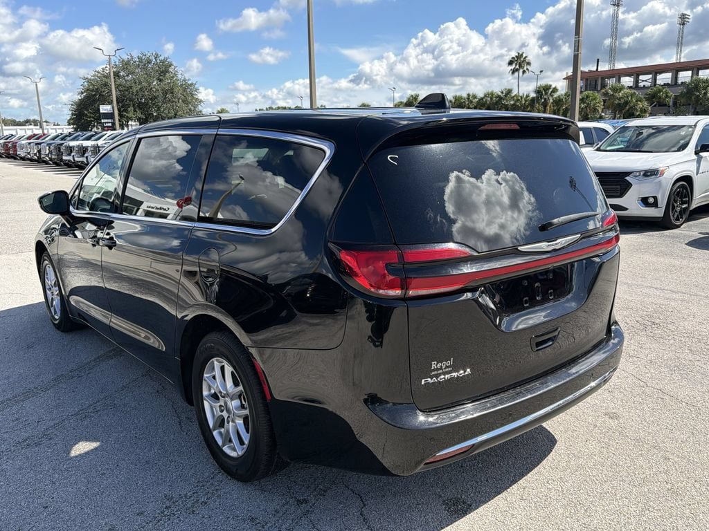 Used 2024 Chrysler Pacifica Touring-L FWD image 6