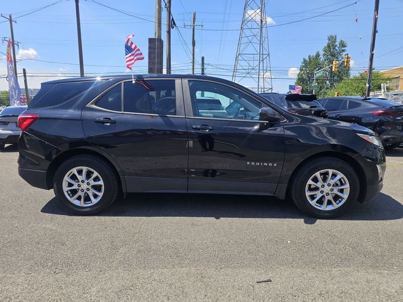 Used 2020 Chevrolet Equinox LS w/ LS Convenience Package FWD image 4