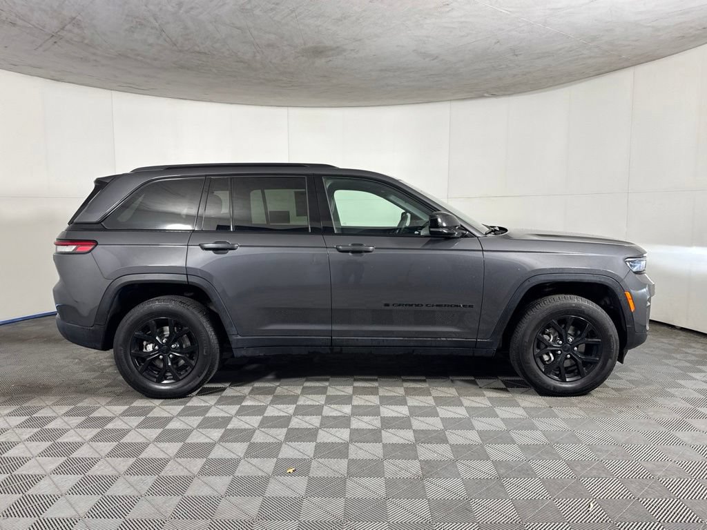 Certified 2025 Jeep Grand Cherokee Altitude AWD/4WD image 8