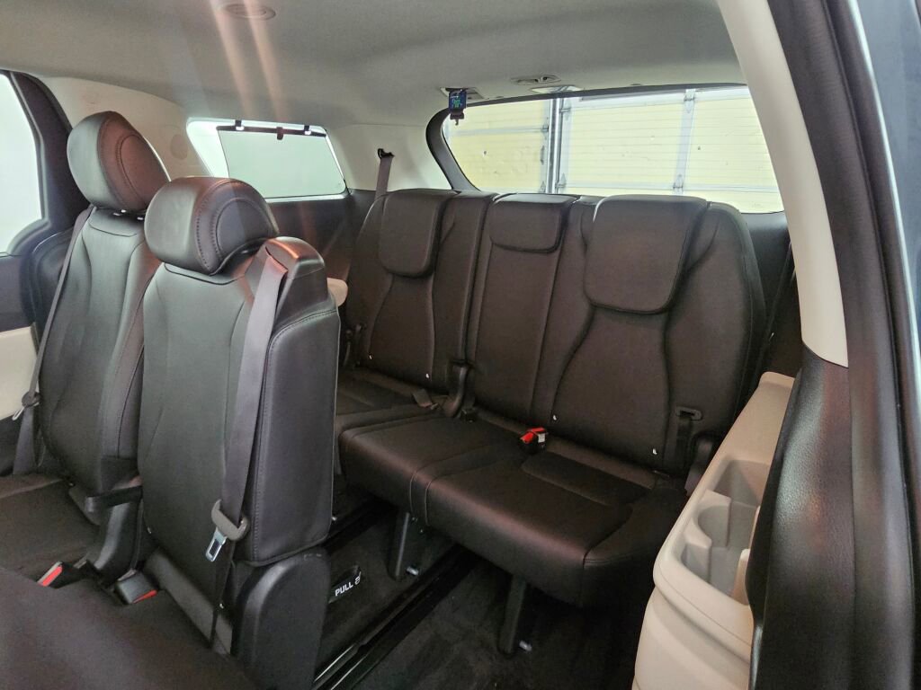 Used 2024 Kia Carnival EX image 36