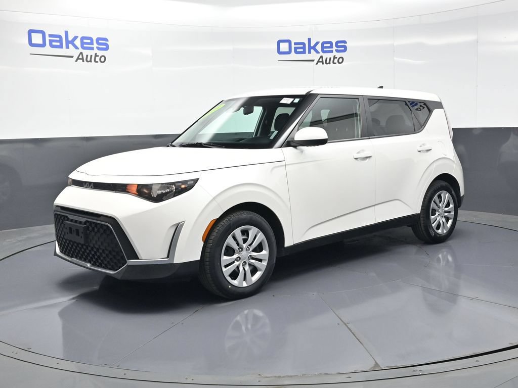 Used 2023 Kia Soul LX FWD image 3