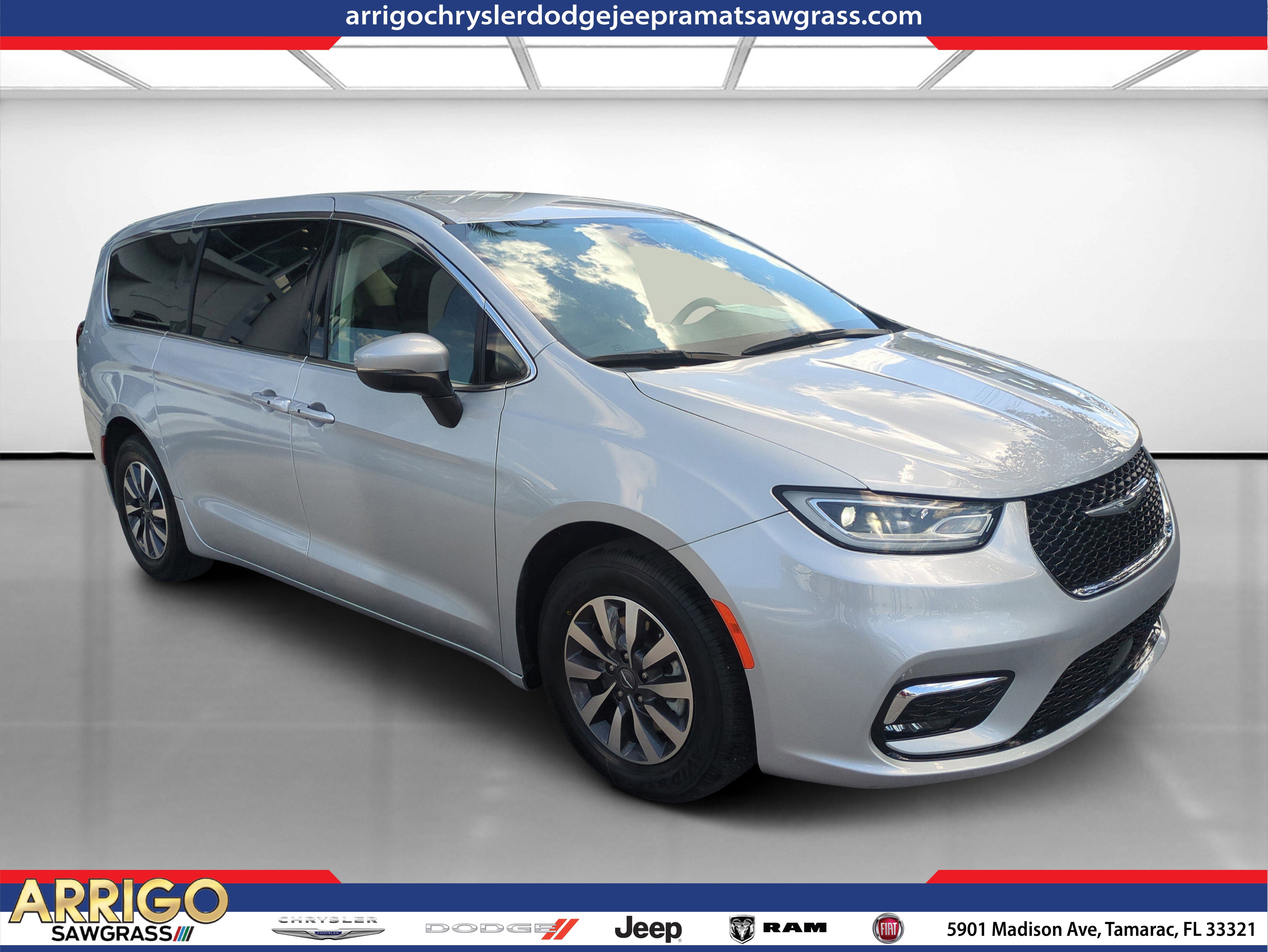 Certified 2023 Chrysler Pacifica Touring-L image 1