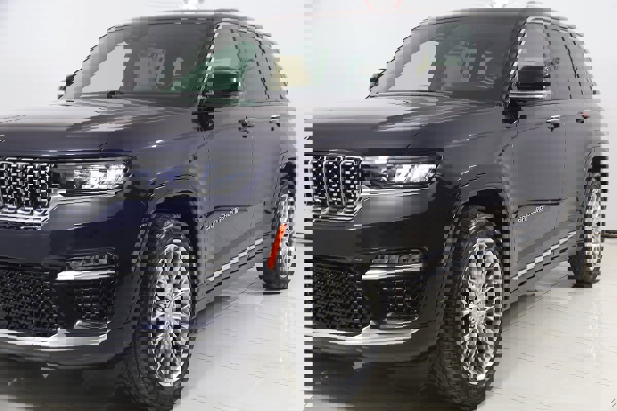 Used 2023 Jeep Grand Cherokee Summit w/ Luxury Tech Group V image 59