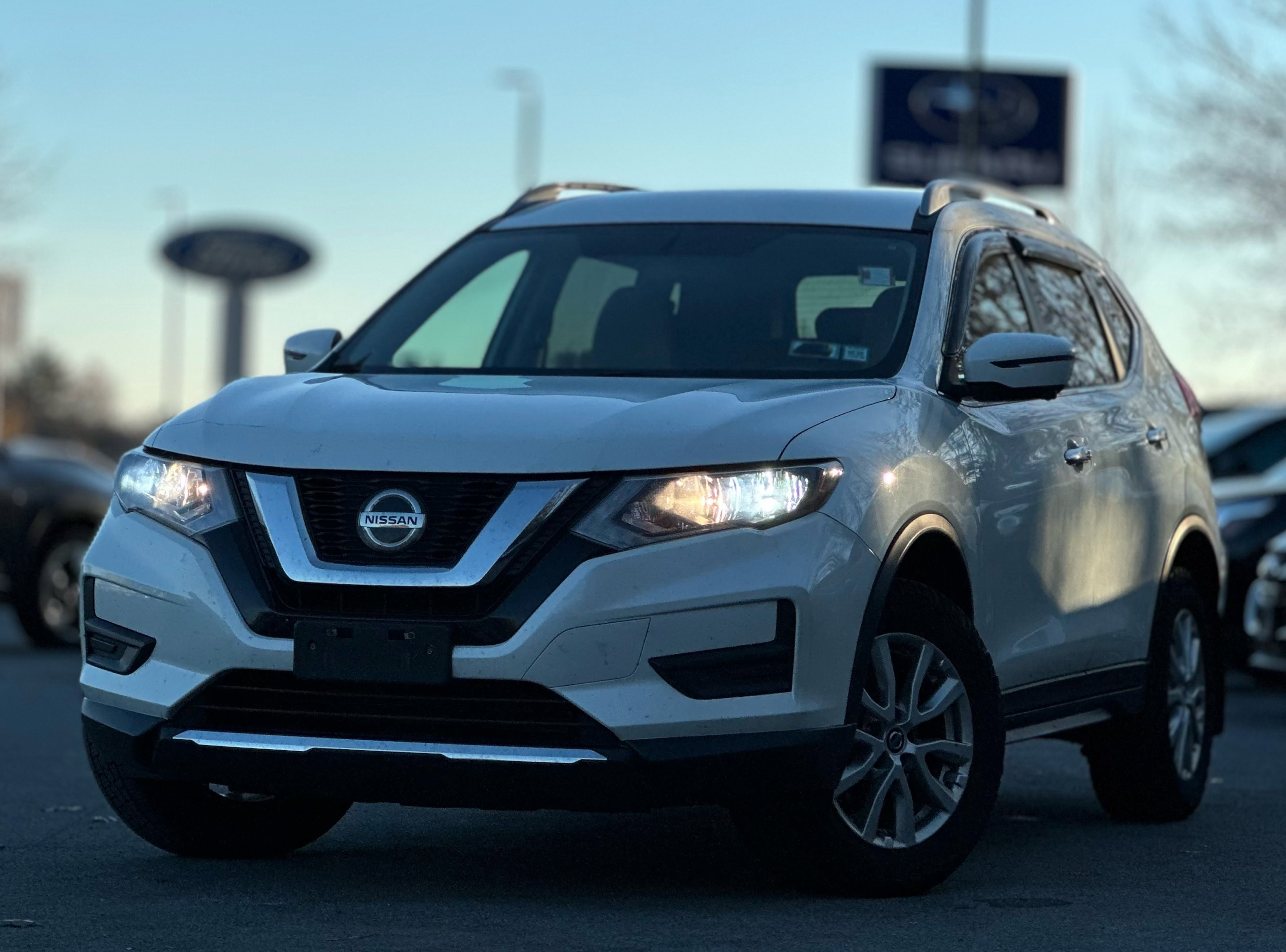 Used 2018 Nissan Rogue SV w/ Premium Package image 1
