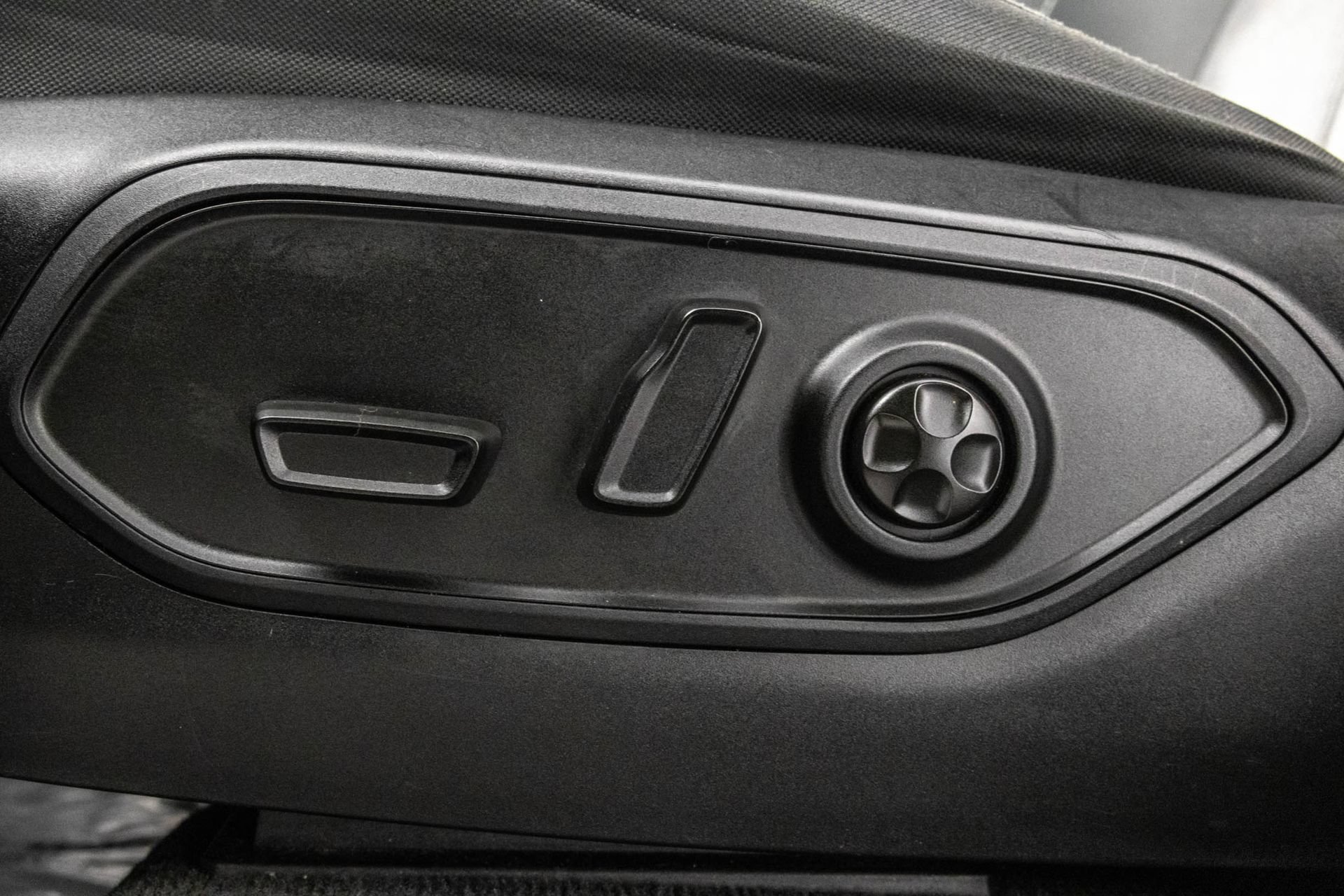 Used 2023 Jeep Grand Cherokee L Laredo AWD/4WD image 7