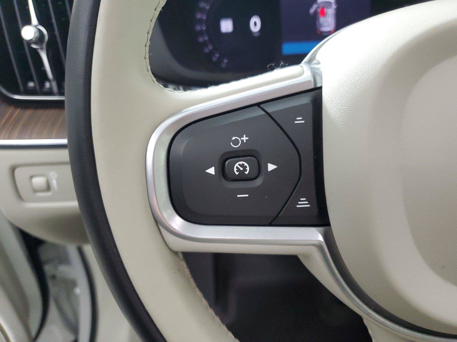 Used 2022 Volvo XC60 B5 Momentum w/ Climate Package FWD image 27