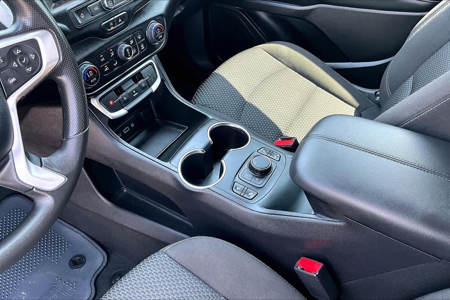 Used 2024 GMC Terrain SLE w/ Driver Convenience Package FWD image 32