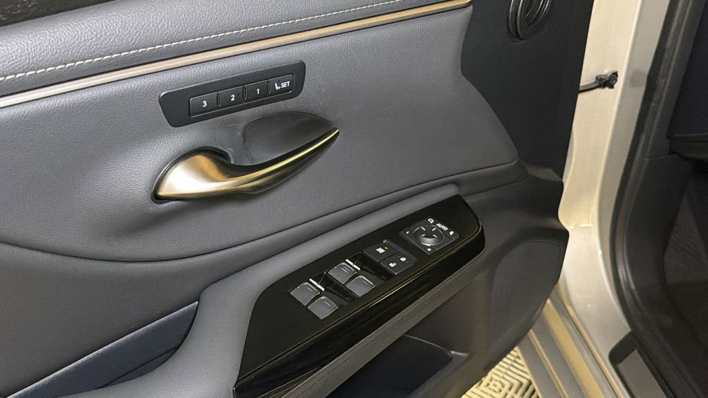 Used 2025 Lexus ES 300h w/ Premium Package image 24