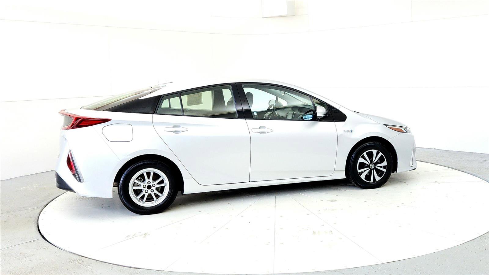 Used 2018 Toyota Prius Prime Premium image 6