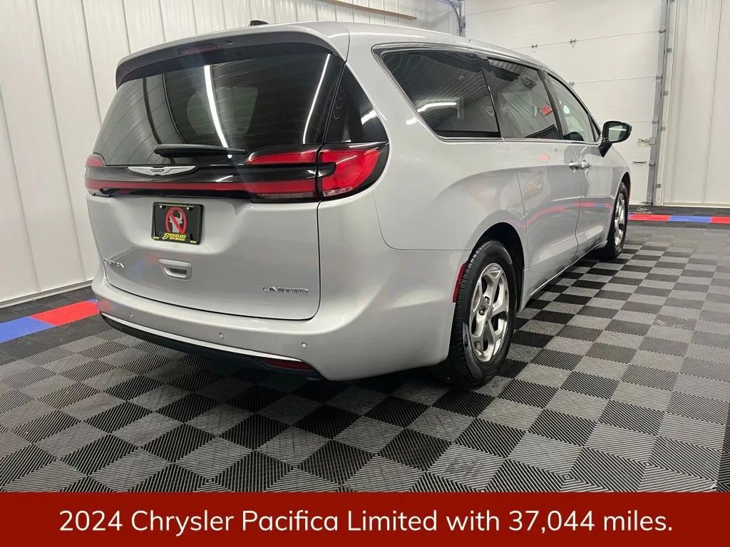 Used 2024 Chrysler Pacifica Limited image 3
