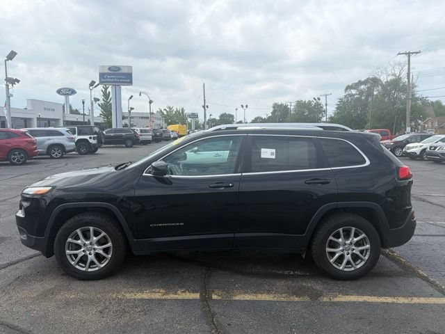 Used 2018 Jeep Cherokee Latitude w/ North All-Season Group AWD/4WD image 4