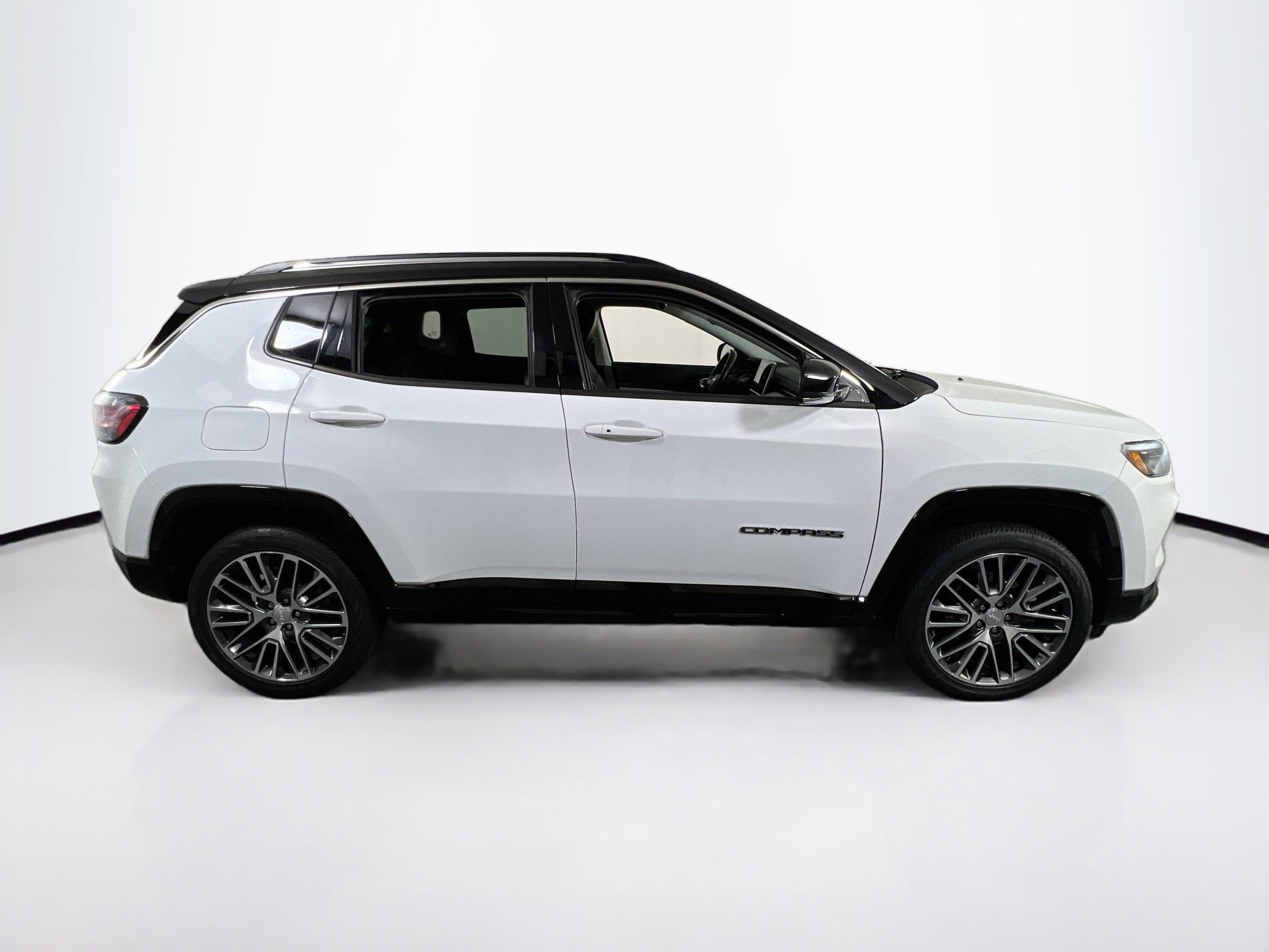 Used 2022 Jeep Compass Limited w/ Elite Group image 4