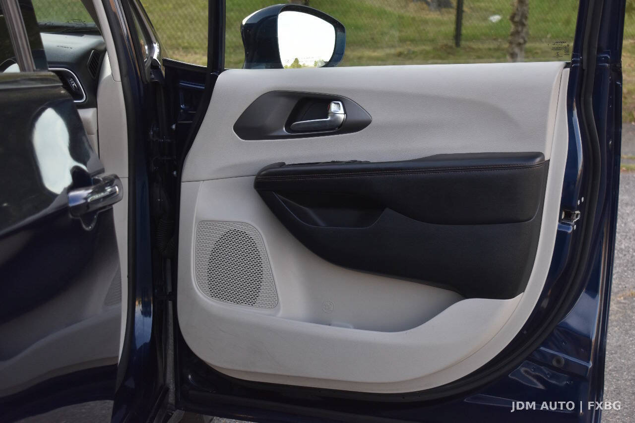 Used 2020 Chrysler Pacifica Touring-L FWD image 9