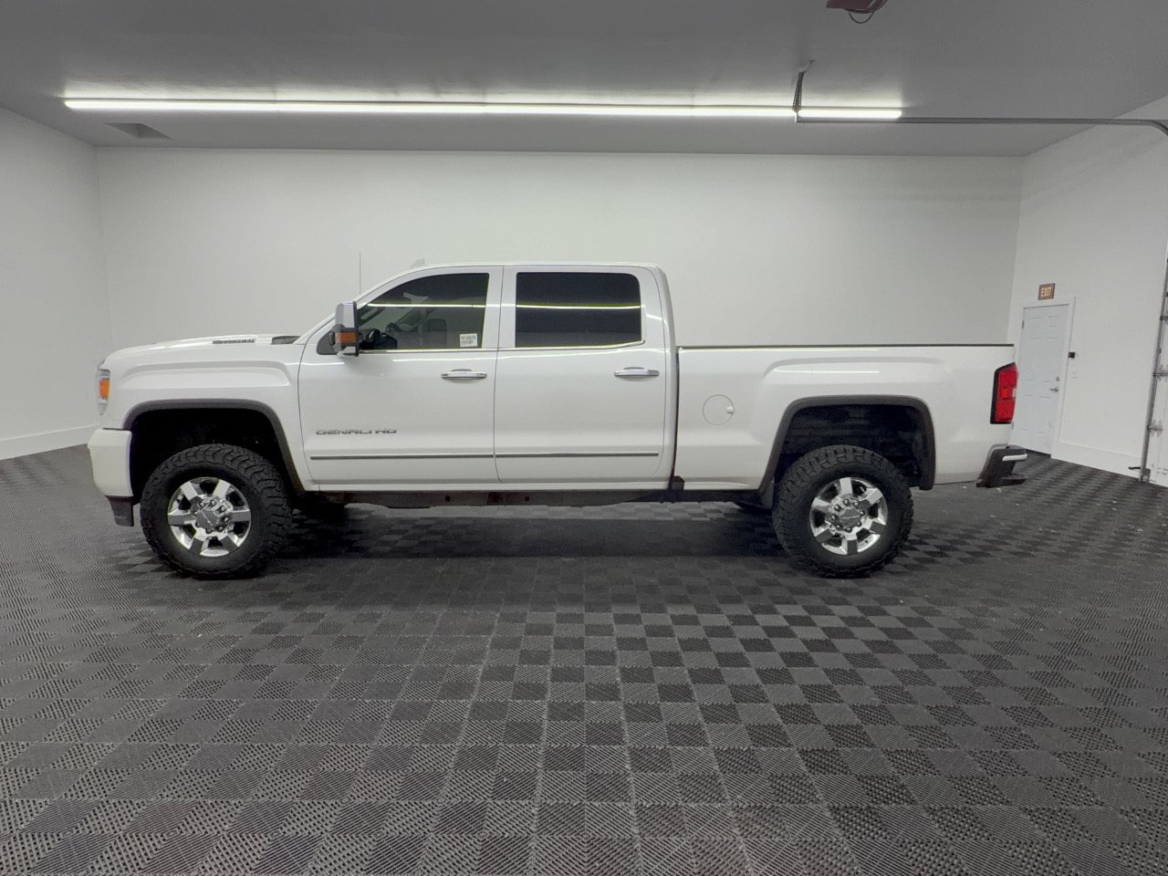 Used 2019 GMC Sierra 2500 Denali w/ Suspension Package, Off-Road AWD/4WD image 2