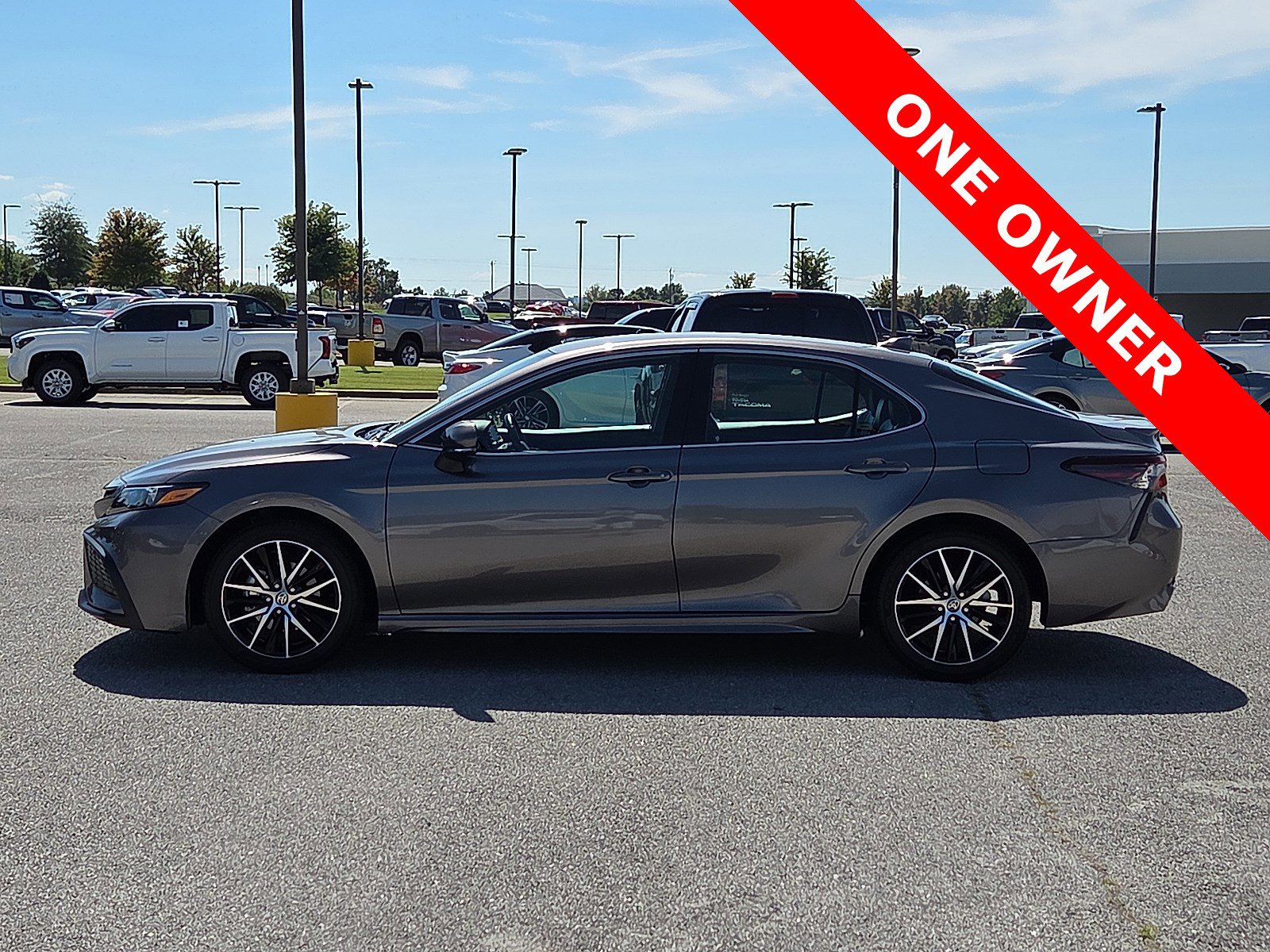 Used 2024 Toyota Camry SE image 3