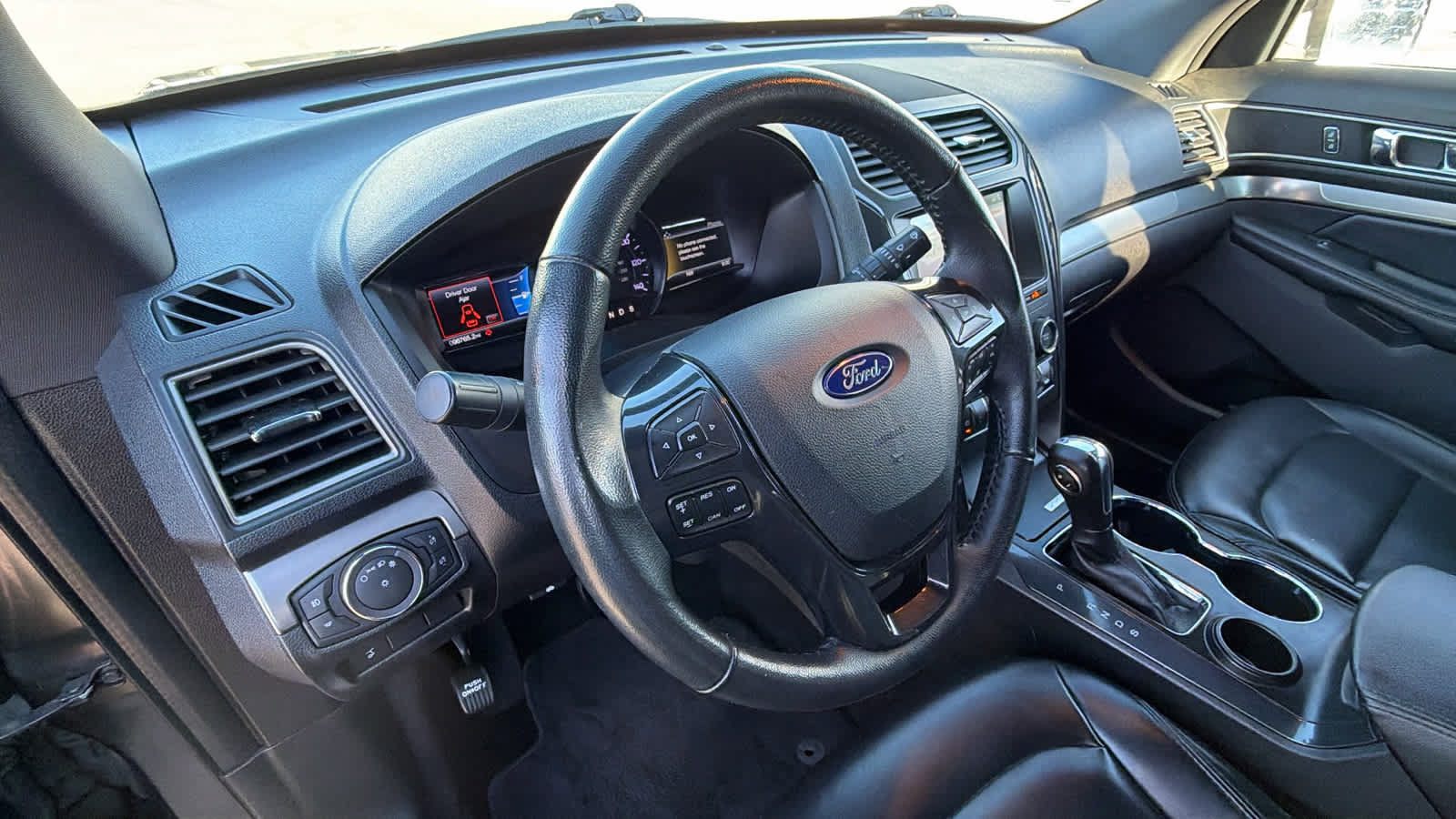 Used 2019 Ford Explorer XLT w/ Equipment Group 202A FWD image 10