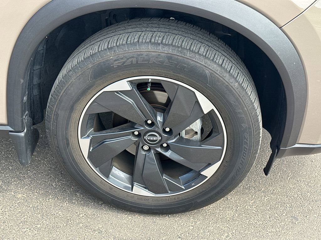Used 2024 Nissan Rogue SV w/ SV Premium Package image 11