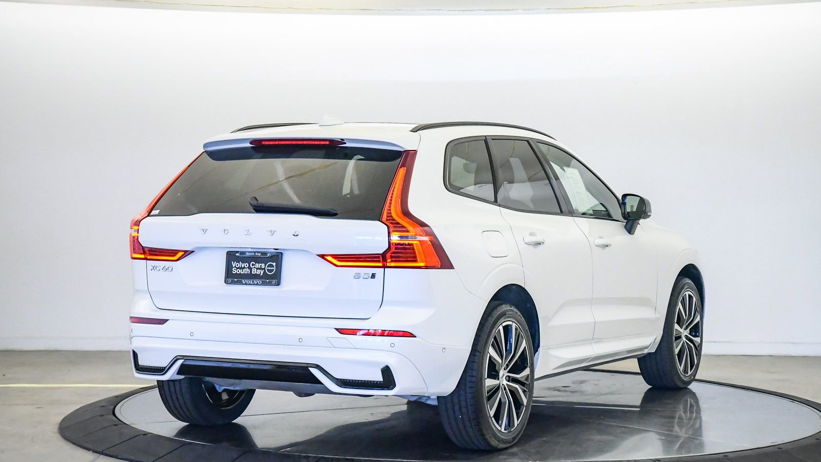 Certified 2025 Volvo XC60 B5 Plus AWD/4WD image 5