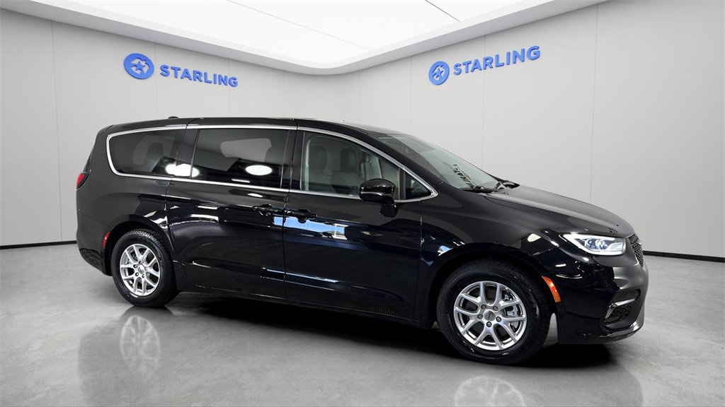 Used 2024 Chrysler Pacifica Touring-L image 12