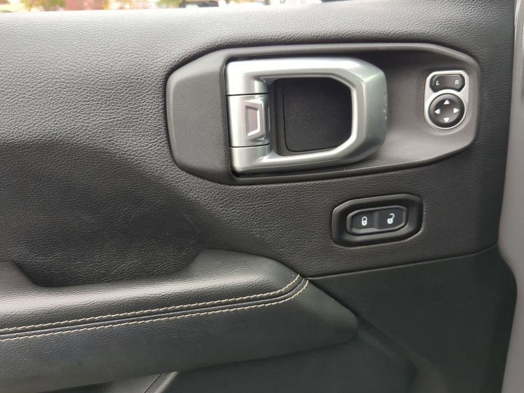 Used 2020 Jeep Wrangler Unlimited Sahara image 13