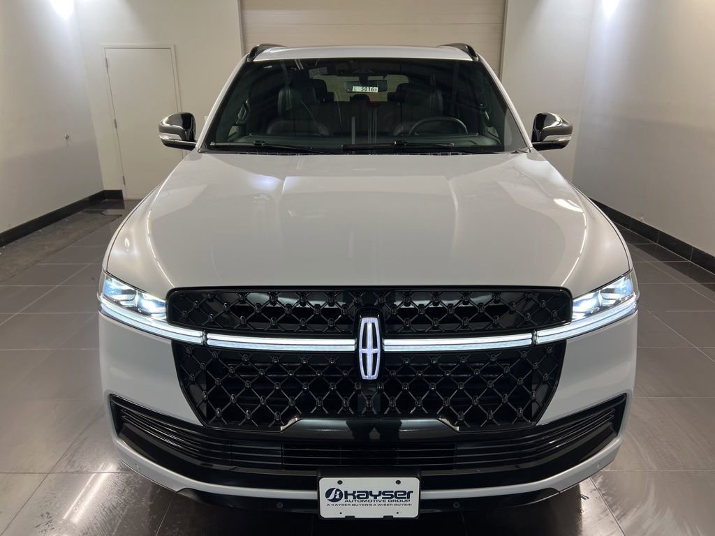 New 2026 Lincoln Navigator Reserve w/ Jet Appearance Package AWD/4WD image 2