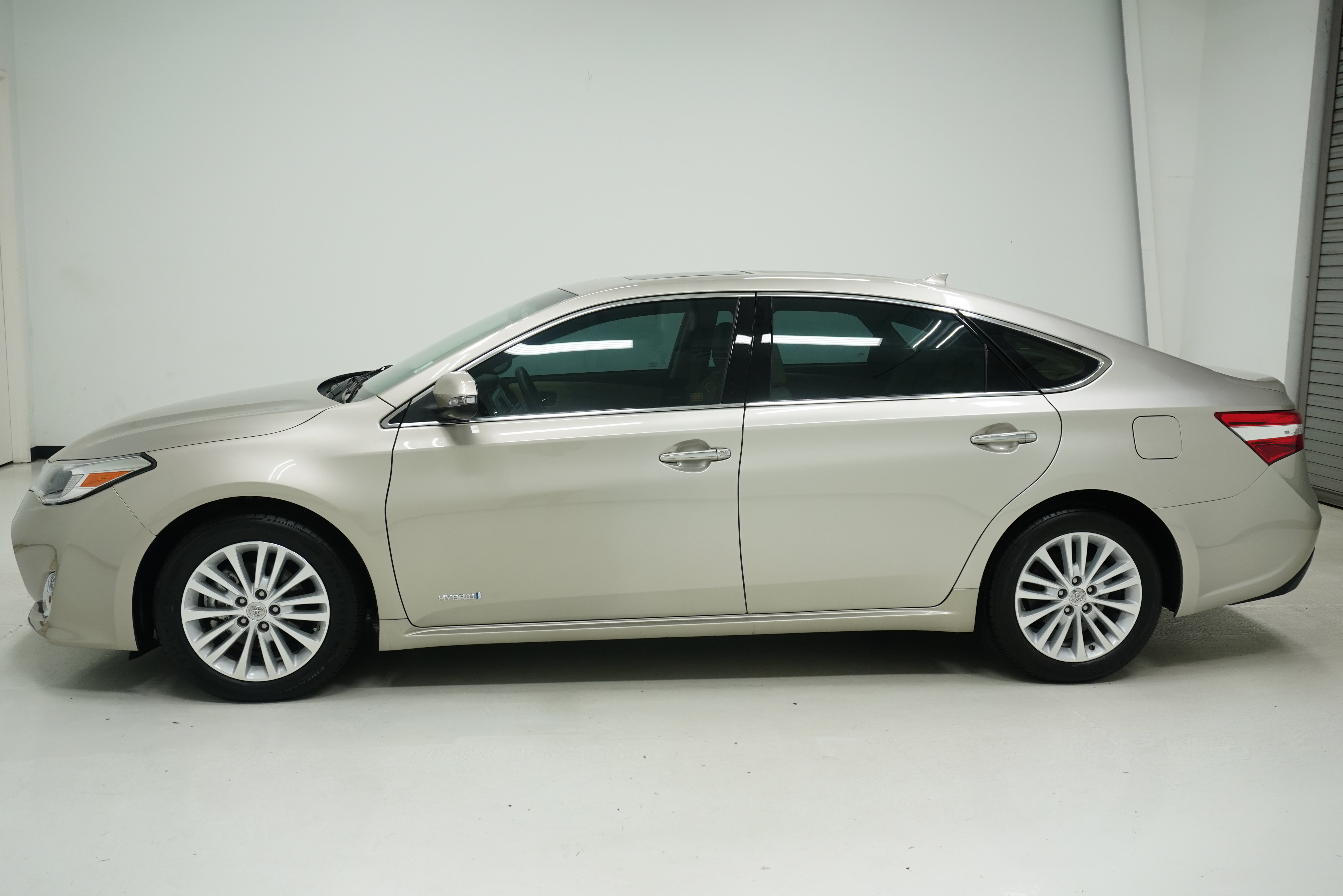 Used 2013 Toyota Avalon Limited w/ Technology Pkg FWD image 7