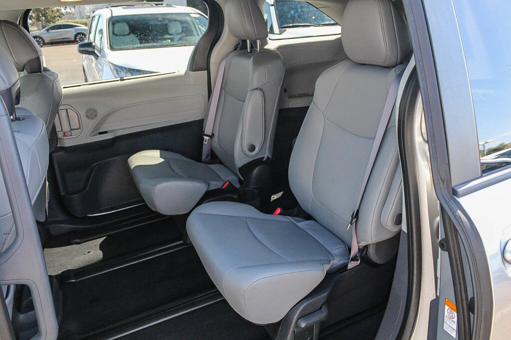 Certified 2023 Toyota Sienna XLE FWD image 10