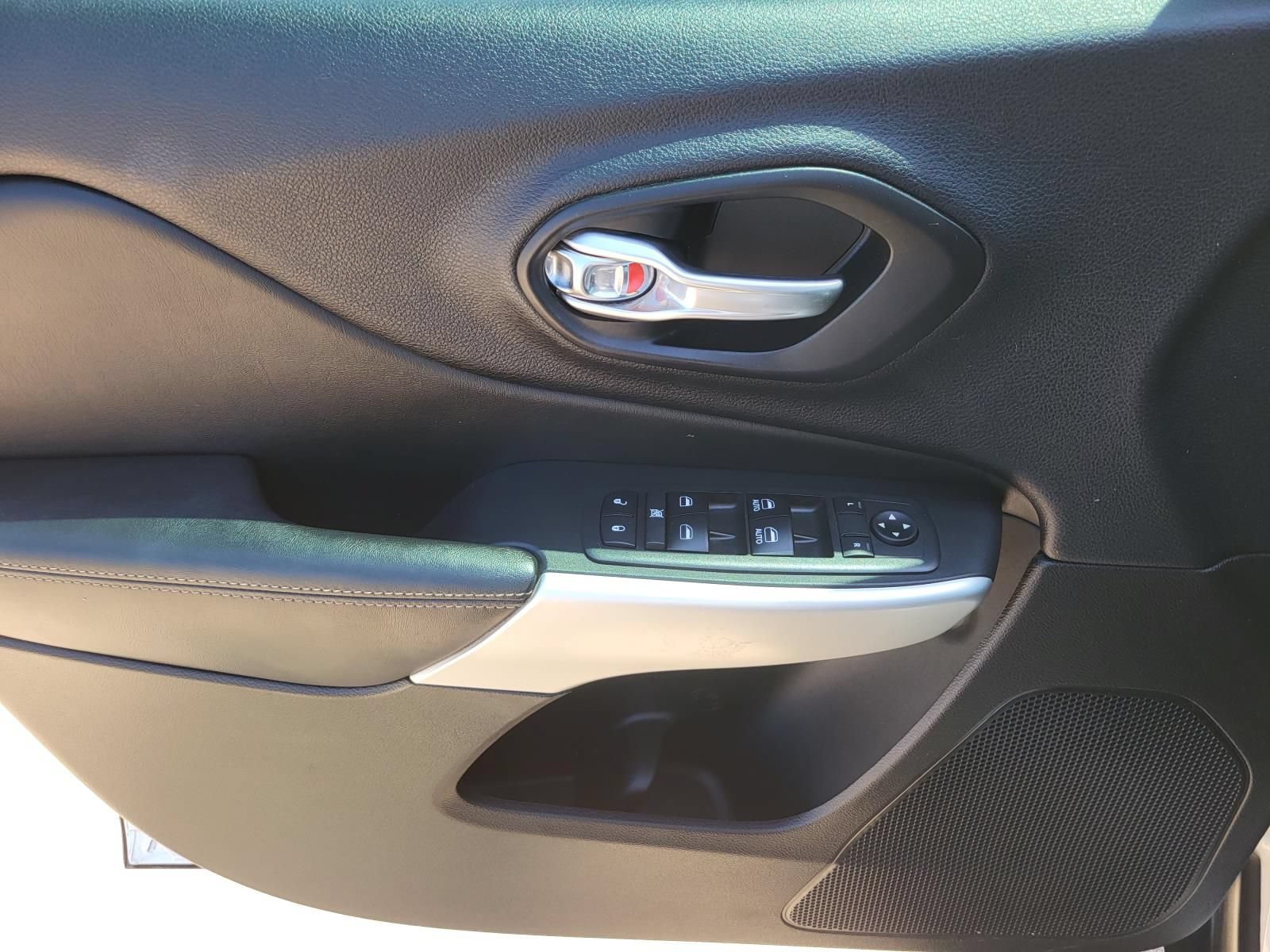 Used 2018 Jeep Cherokee Latitude Plus w/ Cold Weather Group FWD image 16