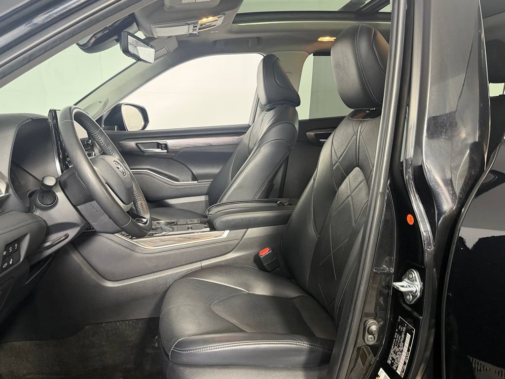 Used 2024 Toyota Highlander Platinum FWD image 18