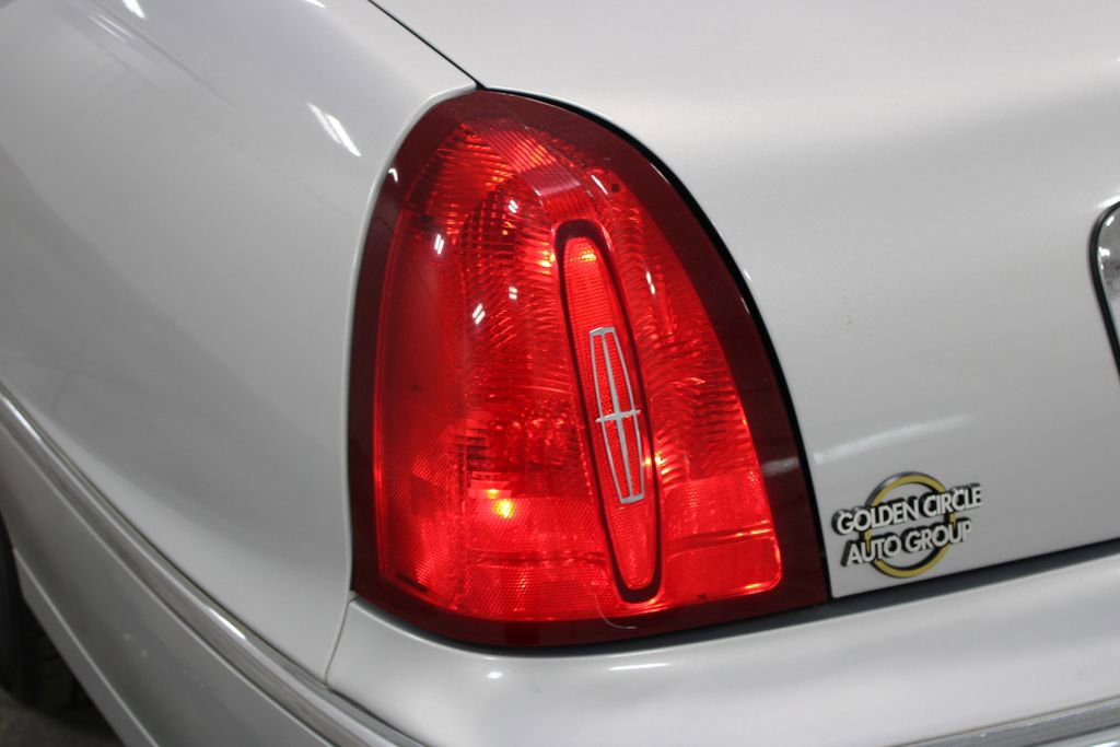 Used 2002 Lincoln Town Car Executive image 16