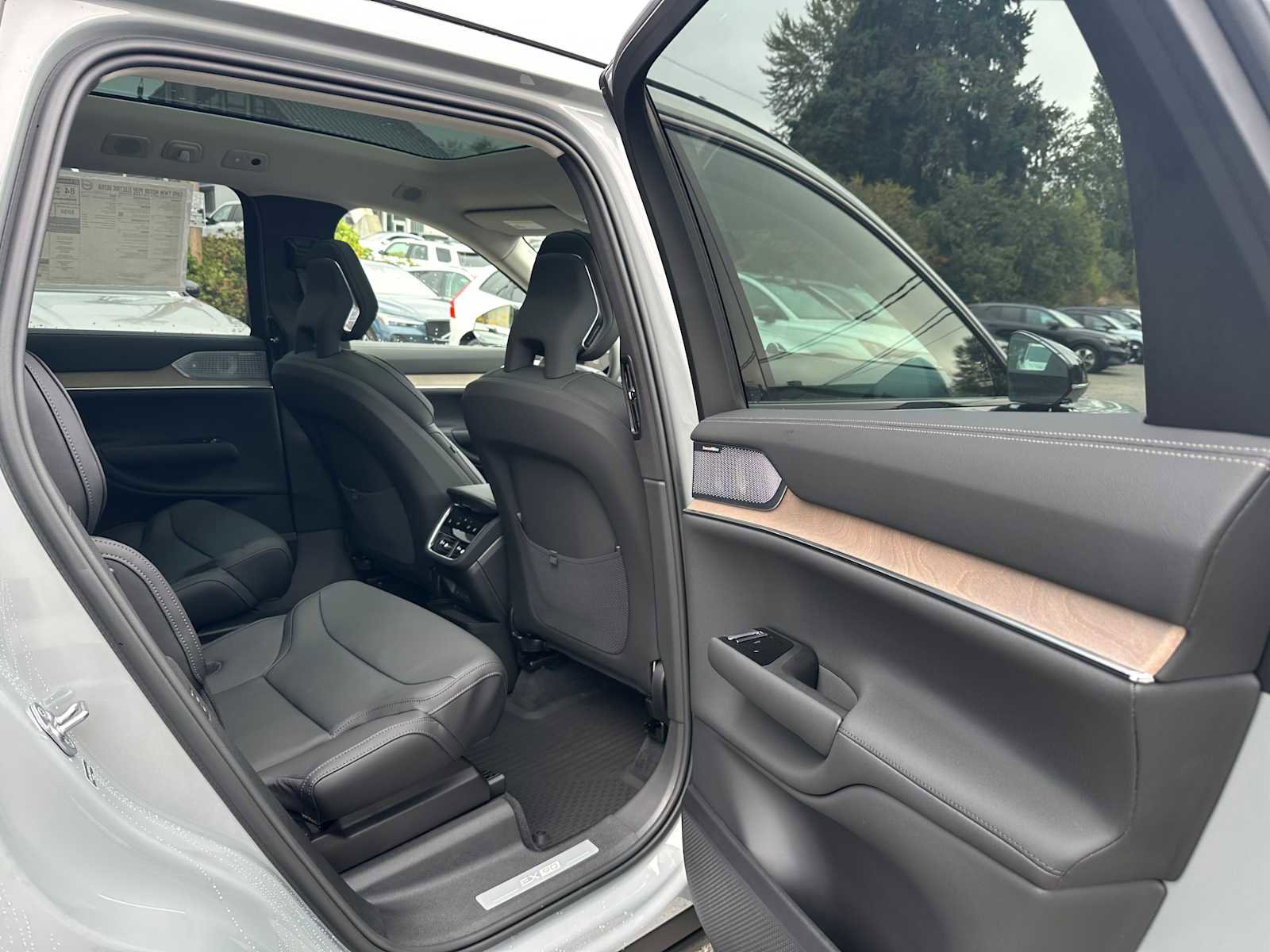 New 2025 Volvo EX90 Ultra w/ Protection Package Premier image 13