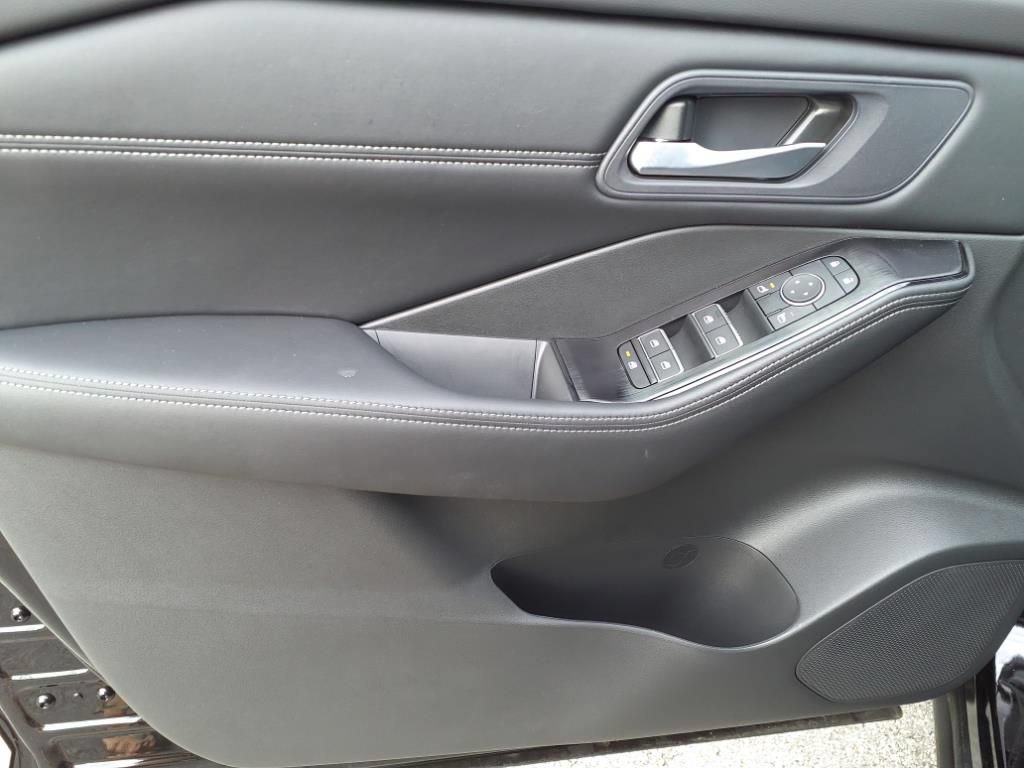 Certified 2025 Nissan Rogue SL FWD image 7