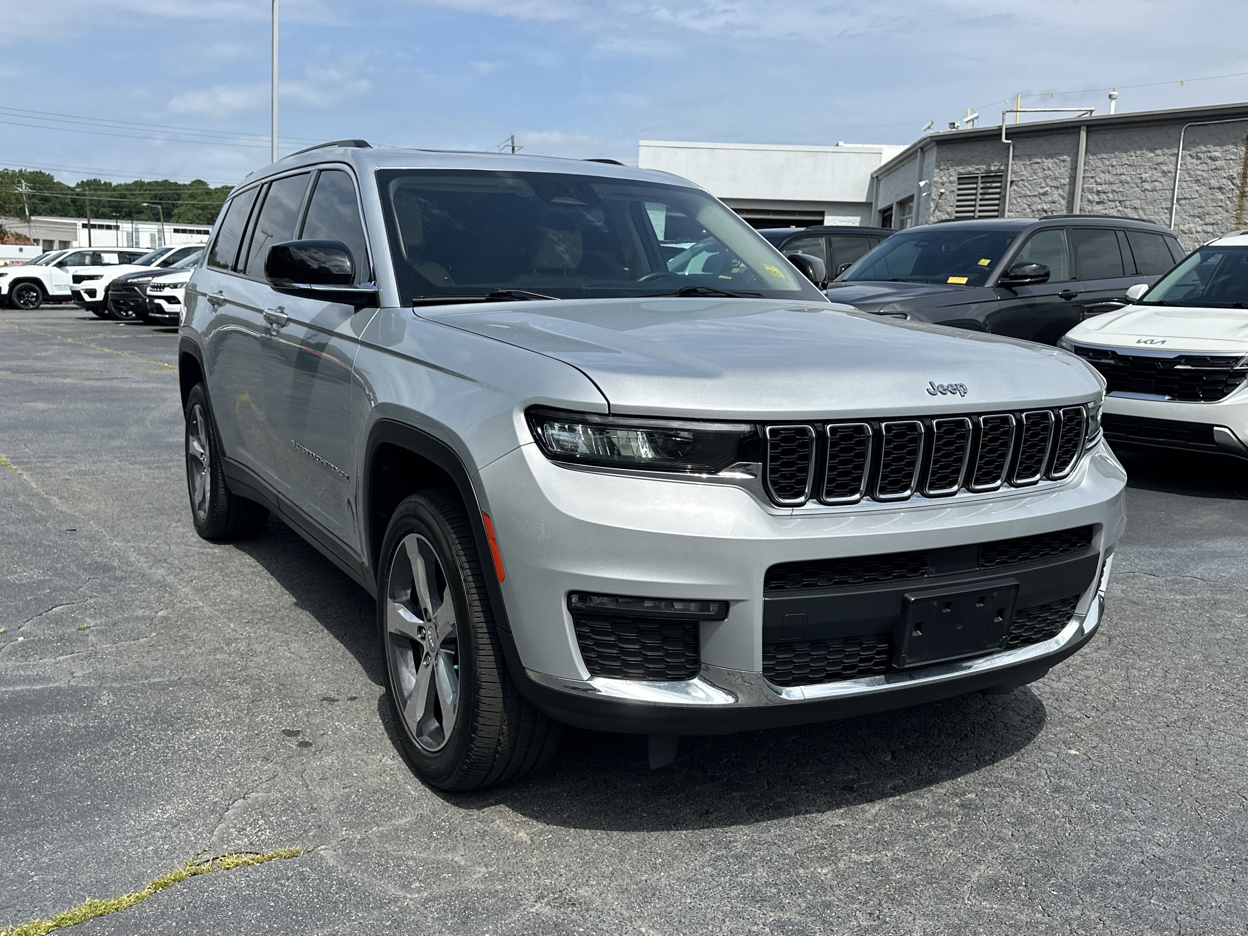 Used 2022 Jeep Grand Cherokee L Limited RWD image 2