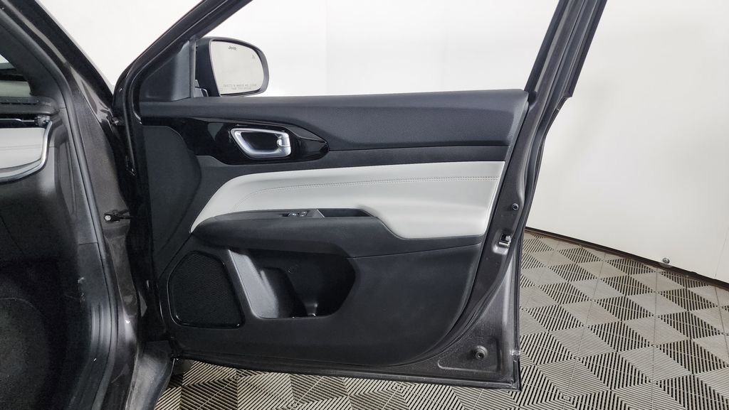 Used 2023 Jeep Compass Limited image 29